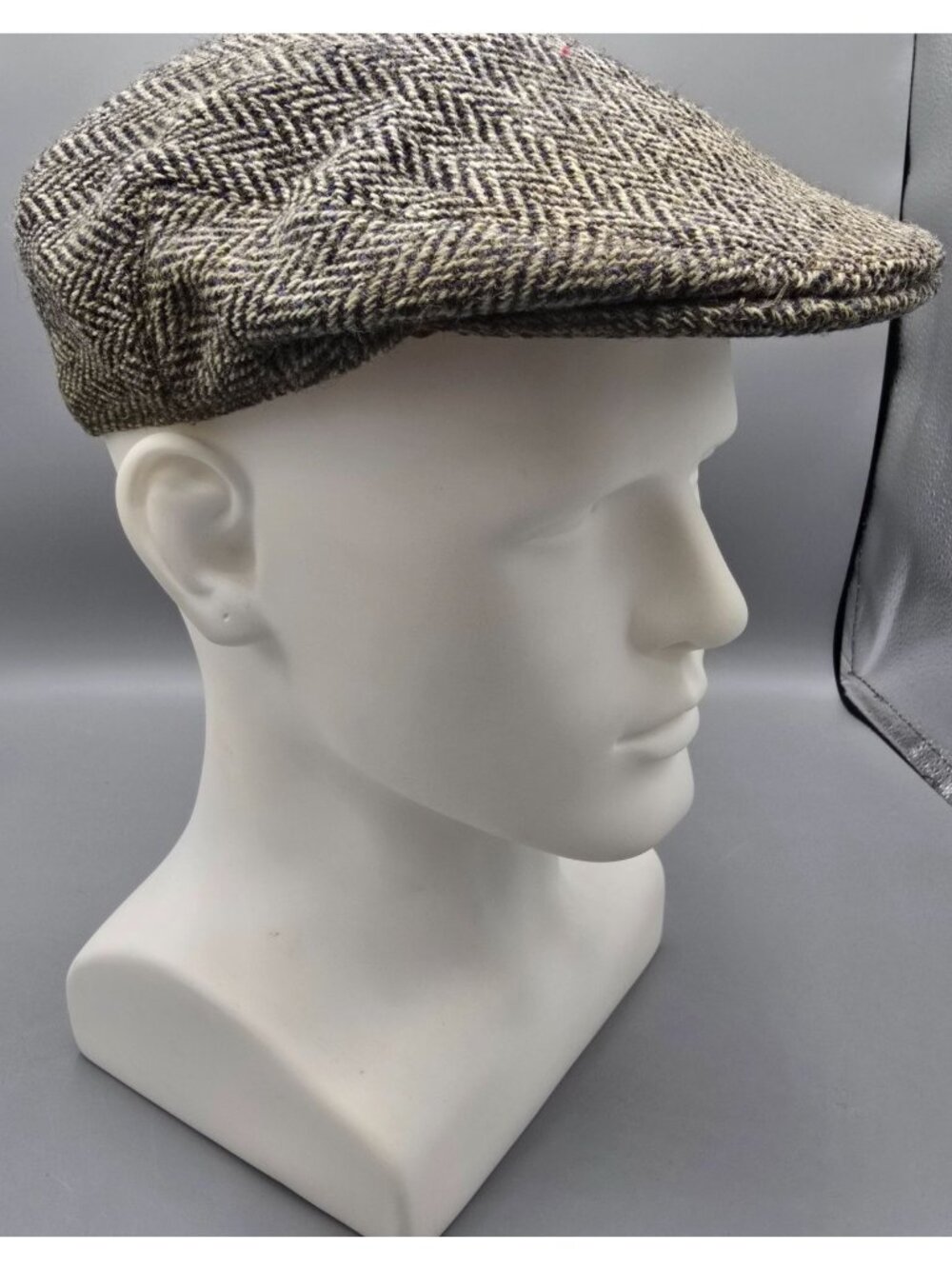 Vintage 1970s Harris Tweed Made in Scotland Herringbone Wool Flat Cap (US 7 1/8)